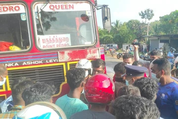 கணவன் மற்றும் மனைவியை மோதி தள்ளிய அரச பேருந்து (VIDEO)