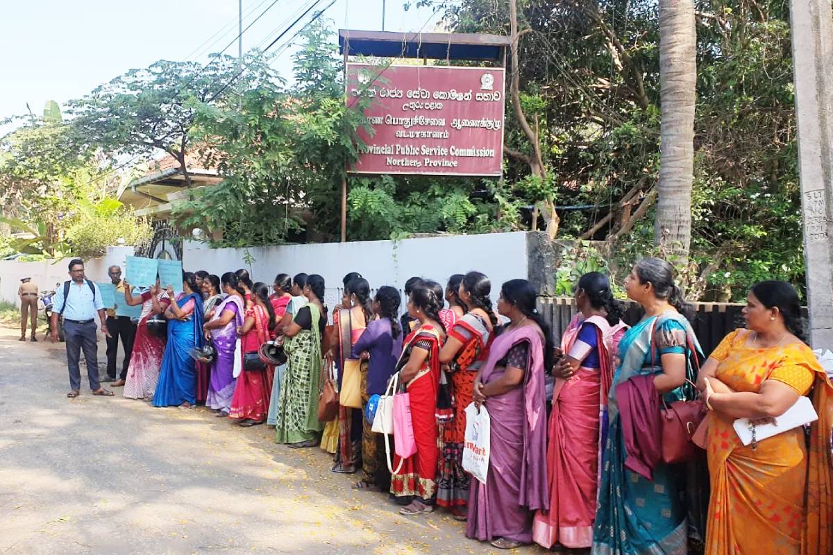 ஆசிரியர் இடமாற்றத்தில் முறைகேடு - வட மாகாண பொதுச்சேவை ஆணைக்குழு முன் போராட்டம்! | Issue Related To Transfer Of Teachers