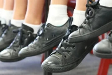 பாடசாலை மாணவர்களுக்கு அரசிடமிருந்து பாதணிகள்