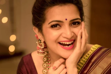 மணப்பெண் மாதிரி மின்னும் தொகுப்பாளினி டிடி... அடுத்தடுத்து கேள்வி எழுப்பிய ரசிகர்கள்