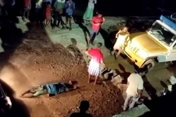 என் பொணத்தை தாண்டி போ; திமுக பிரச்சார வாகனம் முன் படுத்து தர்ணா- மூதாட்டி ஆவேசம்!