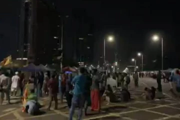 ரணகளமாக காட்சியளிக்கும் கொழும்பு - தற்போதைய நிலவரம்(video)