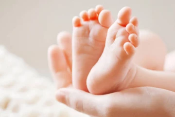 கைவிடப்பட்ட குழந்தை ; 17 வயது திருமணமாகாத காதல் ஜோடி கைது