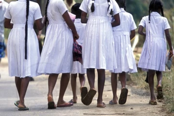 பேருந்து சாரதியுடன் காதல்; பாடசாலை மாணவி துஸ்பிரயோகம்