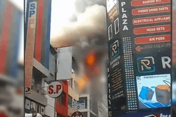 கொழும்பில் பிரபல கட்டிடம் ஒன்றில் பாரிய தீப்பரவல்; தீயை கட்டுப்படுத்த இராணுவ ஹெலிகொப்டர்