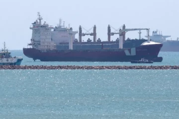 வெளிநாடொன்றில் கப்பல் கவிழ்ந்ததில் 3 இலங்கையர்கள் உள்ளிட்ட 16 பேர் மாயம்