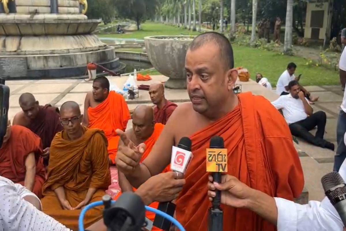 விகாரமகா தேவி பூங்காவில் தஞ்சமடைந்த தேரர்களின் கூடாரங்கள் : நள்ளிரவில் திடீரென வந்த பொலிஸாரால் அகற்றம் | Colombo Pikku Protest