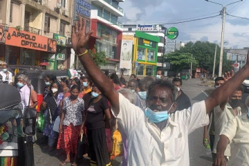 கொழும்பில் மண்ணெண்ணெய் வழங்கப்படாமையால் மக்கள் வீதிக்கு இறங்கி போராட்டம் (Video)
