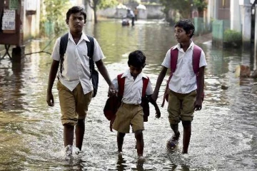 ஸ்கூல் தொறந்த 24 மணிநேரத்திலயே விடுமுறை அறிவிப்பு...'எல்லாம் எங்க நேரம் சார்' என சோகத்தில் பள்ளிமாணவர்கள்!