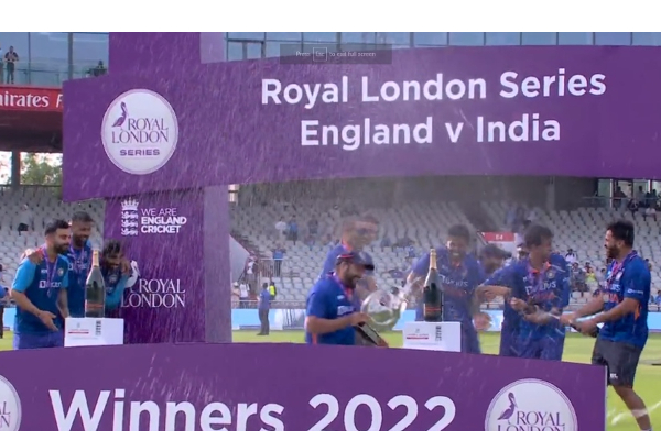 கிரிக்கெட் மைதானத்தில் ஆரவாரத்துடன் வெற்றியை கொண்டாடிய இந்திய வீரர்கள் - வைரலாகும் வீடியோ - தமிழ்நாடு