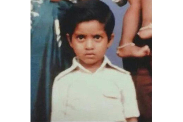 தொகுப்பாளர் மாகாபா ஆனந்தின் சிறு வயது புகைப்படத்தை பார்த்துள்ளீர்களா.. இதோ பாருங்க | Makapa Anand Childhood Photo