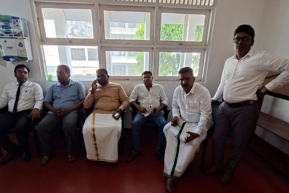 கொழும்பு செட்டியார் தெருவில் பதற்றம் - இளைஞர்கள் மீதான விசாரணை தொடர்பில் பொலிஸ் உயர் அதிகாரிகளுடன் விசேட சந்திப்பு | Investigation Assault On Jewelry Shop Employee கொழும்பு செட்டியார் தெருவில் பதற்றம் - இளைஞர்கள் மீதான விசாரணை தொடர்பில் பொலிஸ் உயர் அதிகாரிகளுடன் விசேட சந்திப்பு | Investigation Assault On Jewelry Shop Employee