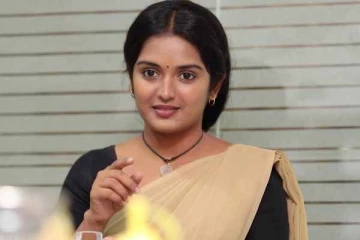 தாவணி கட்டிக்கொண்டு அழகாக நடித்த காற்றின் மொழி சீரியல் நடிகையா இது?- மாடர்ன் உடையில் எடுத்த போட்டோ வைரல்