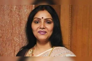 பிரபல நடிகையின் வீட்டிற்குள் திடீரென புகுந்த பாம்பு - முதியவர்கள் அலறி அடித்து ஓட்டம்