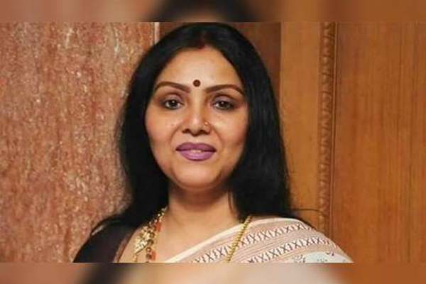 பிரபல நடிகையின் வீட்டிற்குள் திடீரென புகுந்த பாம்பு - முதியவர்கள் அலறி அடித்து ஓட்டம் - தமிழ்நாடு