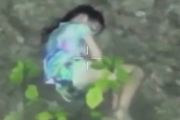 இரவு தூக்கத்திலேயே நடந்து சென்று காட்டுக்குள் உறங்கிய சிறுமி... வைரல் வீடியோ