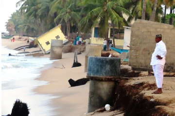 கடலரிப்பை தடுக்குமாறு பொதுமக்கள் கோரிக்கை (Photos)