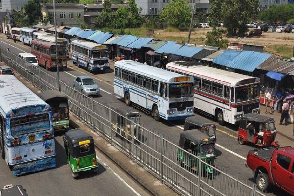 கொழும்பிலிருந்து சென்ற பேருந்துக்கு வெடிகுண்டு மிரட்டல் - பொலிஸார் அதிரடி சோதனை | Bomb On Private Bus Going From Colombo To Moratuwa