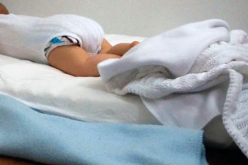 மெத்தையில் இருந்து தவறி வீழ்ந்த குழந்தை பரிதாப உயிரிழப்பு