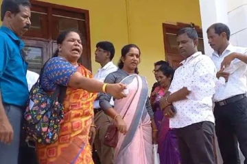 தேர்தல் களத்தில் குழப்பம் : வாக்களிக்க மறுக்கப்பட்ட சசிகலா உள்ளிட்ட பலர்