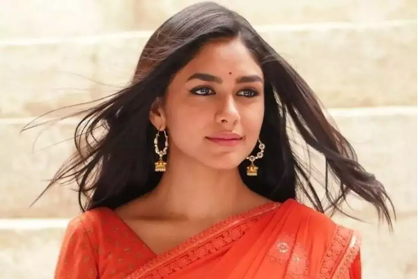 ராஷ்மிகா, திரிஷாவை அந்த விஷயத்தில் ஓரங்கட்டிய மிருனாள் தாகூர்.. அப்படி என்ன நடந்தது தெரியுமா | Mrunal Thakur Salary Higher Then Rashmika Trisha ராஷ்மிகா, திரிஷாவை அந்த விஷயத்தில் ஓரங்கட்டிய மிருனாள் தாகூர்.. அப்படி என்ன நடந்தது தெரியுமா | Mrunal Thakur Salary Higher Then Rashmika Trisha