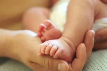 குழந்தையை உயிருடன் புதைக்க முற்பட்ட பெண் ஒருவர் கைது