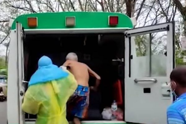 உடல்நிலை சரியில்லாத தந்தையை நடுவீதியில் தவிக்கவிட்டுச் சென்ற மகள்! | Daughter Left Father In The Middle Of The Street