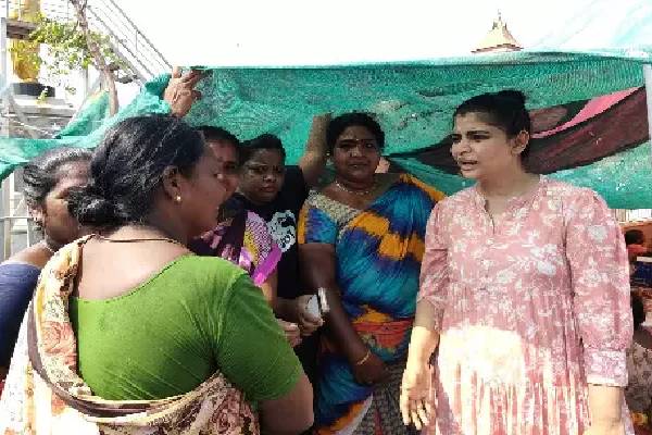 500 லிட்டர் தண்ணீர் போத்தல்களுடன் வந்த பாடகி சின்மயி.., தூய்மை பணியாளர்கள் போராட்டத்திற்கு ஆதரவு | Chinmayi Supports The Sanitation Workers Protest