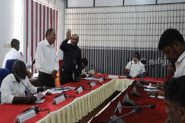 மன்னார் நகர சபை மாதாந்த அமர்வில் அமளி துமளி : சபை உறுப்பினர்கள் வெளிநடப்பு | Mannar Urban Council Monthly Meeting Disrupted