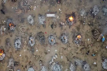 இரவு பகலாக எரியும் சடலங்கள்! இடமில்லாமல் திறந்த மைதானத்தில் உடல்கள்... பதைபதைக்க வைக்கும் புகைப்படங்கள்