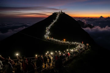 ශ්‍රී පාද වන්දනාකරුවන්ටත් භයානක ආරංචියක් - විදුලිය නැති වීමෙන් ශ‍්‍රී පාද වන්දනාකරුවන්ට අසීරු තත්ත්වයක්