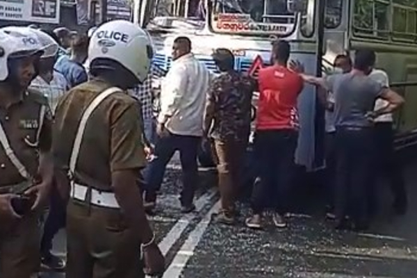 மூன்று வாகனங்கள் ஒன்றுடன் ஒன்று மோதி கோர விபத்து ; தாயும் மகனும் பரிதாப பலி | Three Vehicles Collide In Major Accident