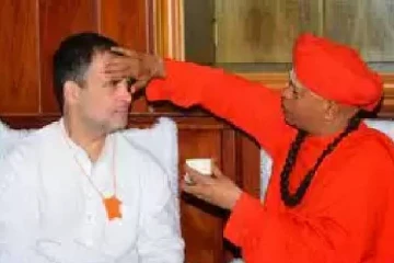 நீங்கள் தான் அடுத்த பிரதமர் : ராகுல் காந்தியை ஆசிர்வாதம் செய்த சாமியார்