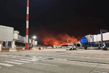 சுற்றிவளைத்த காட்டுத்தீ... மூடப்பட்ட பிரபல ஐரோப்பிய விமான நிலையம்: சேவைகள் அனைத்தும் ரத்து