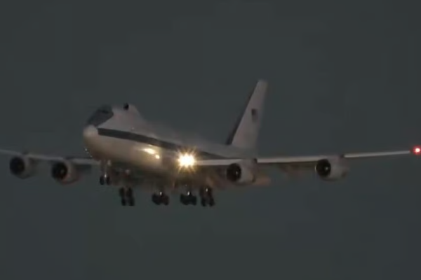 அமெரிக்க வான்வெளியில் பறந்த ரகசிய போர் விமானம் ; பதற்றத்தில் உலக நாடுகள் | Flight In Us Airspace Sparks Global Tension