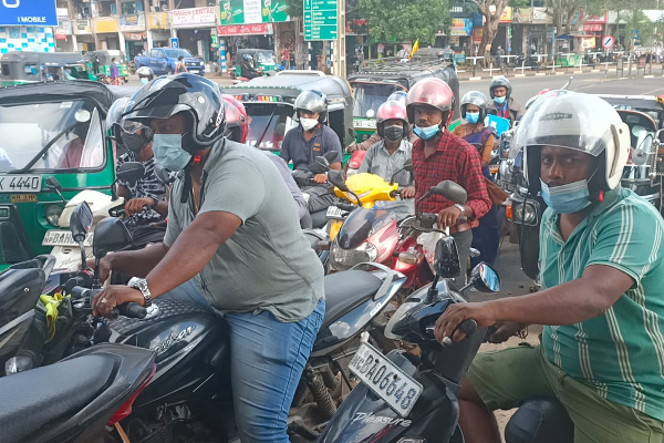 நாட்டில் எரிபொருள் விற்பனை நிலையங்களில் டீசல் தட்டுப்பாடு : பொதுமக்கள் விசனம் (Video) | Petrol Diesel Fuel Vavuniya Kilinochchi