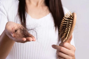 முடி உதிர்வால் அவதிப்படுகிறீர்களா? இந்த உணவுகள் நிச்சயம் அற்புதம் செய்யும்