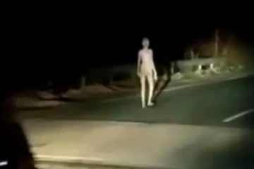 சாலையில் ஆடையின்றி நடந்துச்சென்ற மர்ம உருவம்! ஏலியனா.. பேய்யா? கமெராவில் சிக்கிய திடுக்கிட வைக்கும் காட்சி