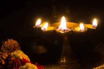 வீட்டில் செல்வம் பெருக வெள்ளிக்கிழமையில் இப்படி விளக்கேற்றுங்கள்