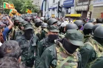 අගමැති කාර්යාලය අසලදී ආරක්ෂක අංශ විසින් වෙඩි ප්‍රහාරයක් එල්ල කරයි.(VIDEO)