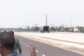 முதல்முறையாக  நெடுஞ்சாலையில்  தரையிறக்கப்பட்ட போர் விமானம்!