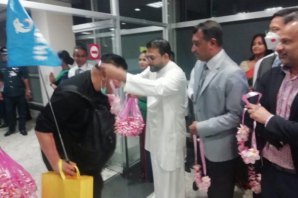 இலங்கை வந்த சீனப்பயணிகளுக்கு அமோக வரவேற்பு! | Great Welcome For Chinese Tourists Srilanka
