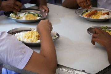 திங்கட்கிழமை முதல் பாடசாலை மாணவர்களுக்கு மதிய உணவு