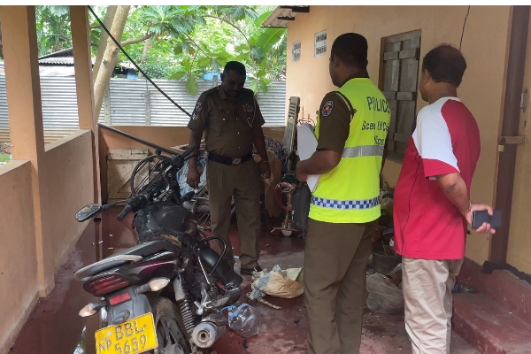 வெளிநாட்டில் இருந்து வந்த பணம் - யாழில் வீடொன்றை தீக்கிரையாக்கிய வன்முறைக்குழு (படங்கள்) | Petrol Bombing Attack Sri Lanka