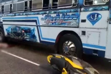 கோர விபத்தில் சிக்கிய தம்பதி; தமிழ் பெண் உயிரிழப்பு