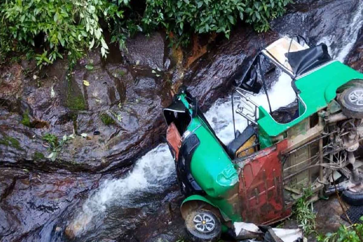 மோஹினி நீர்வீழ்ச்சியில் முச்சக்கர வண்டி விபத்து ; இருவர் உயிரிழப்பு | Three Wheeler Accident At Mohini Falls Two Dead மோஹினி நீர்வீழ்ச்சியில் முச்சக்கர வண்டி விபத்து ; இருவர் உயிரிழப்பு | Three Wheeler Accident At Mohini Falls Two Dead
