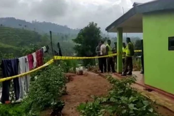 දියණියගේ නිවසේ රැඳී සිටි මව ඝාතනය කරයි..!