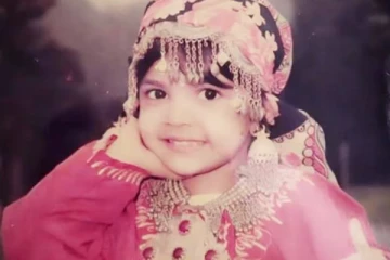 இந்த புகைப்படத்தில் இருக்கும் டாப் ஹீரோயின் யார் தெரியுமா.. இதோ பாருங்க