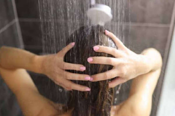 தினமும் குளிப்பதால் உடலில் இந்த பாதிப்பு ஏற்படுமா? | Is Showering Daily Good For Hair Health