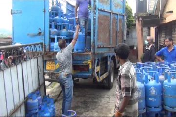 ஹட்டன் பகுதியில் சமையல் எரிவாயு விநியோகம்: கருப்பு சந்தை நிலவுவதாகவும் குற்றச்சாட்டு (Photos)